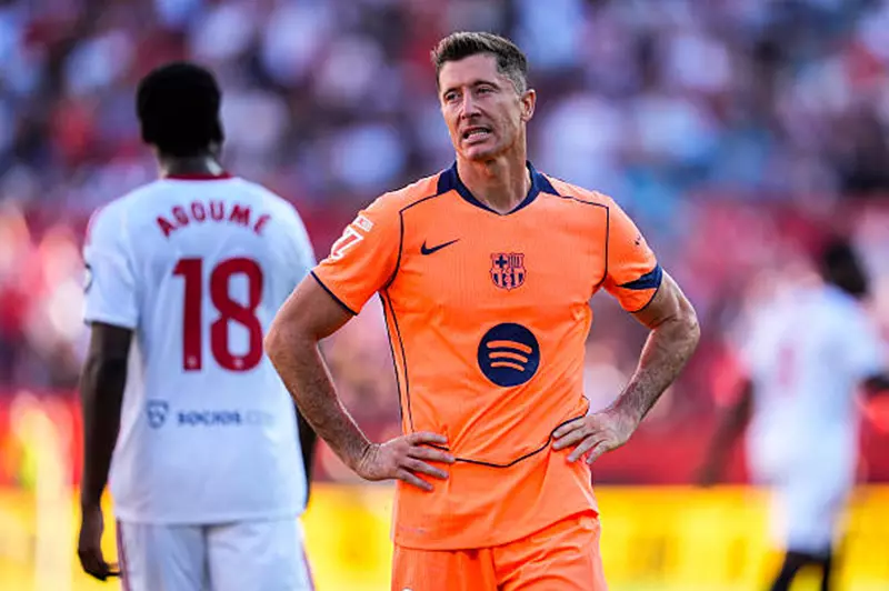 روبرت ليفاندوفسكي مهاجم برشلونة